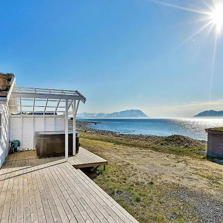 Five-bedroom Holiday In Nord-lenangen