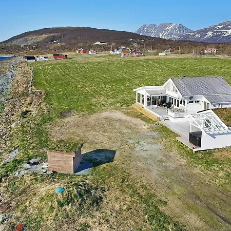 Five-bedroom Holiday In Nord-lenangen 펜션 *