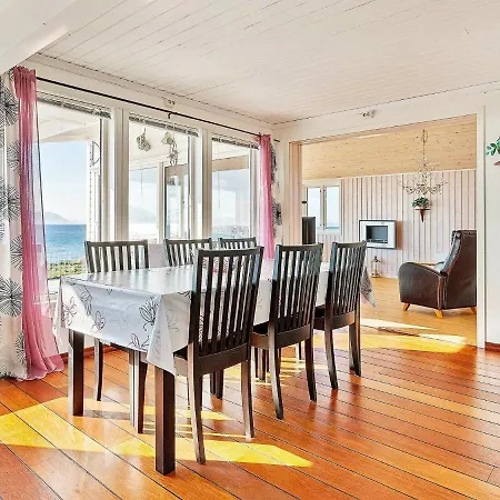 Feriehus Five-bedroom Holiday In Nord-lenangen