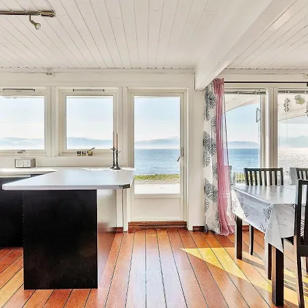 Five-bedroom Holiday In Nord-lenangen Nord-Lenangen