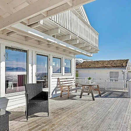 Five-bedroom Holiday In Nord-lenangen Nord-Lenangen