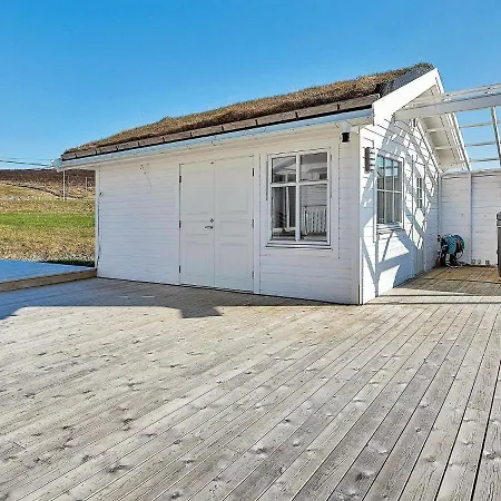 Five-bedroom Holiday In Nord-lenangen